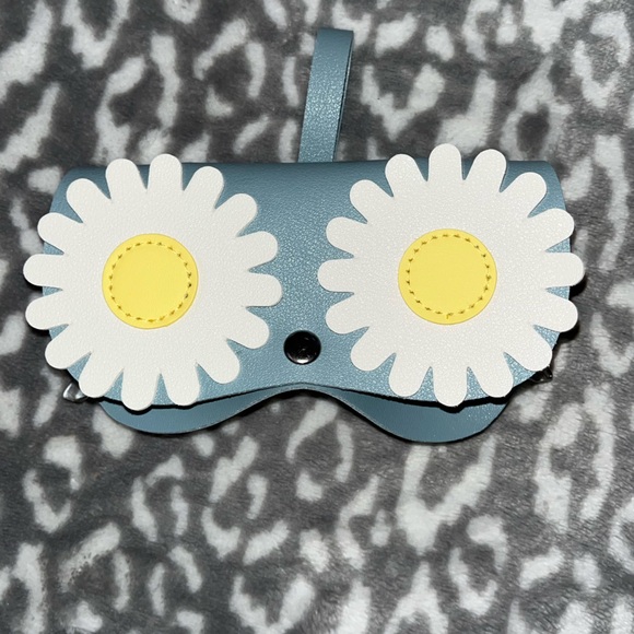GIRL’S DAISY GLASSES W/DAISY CASE - Picture 2 of 4